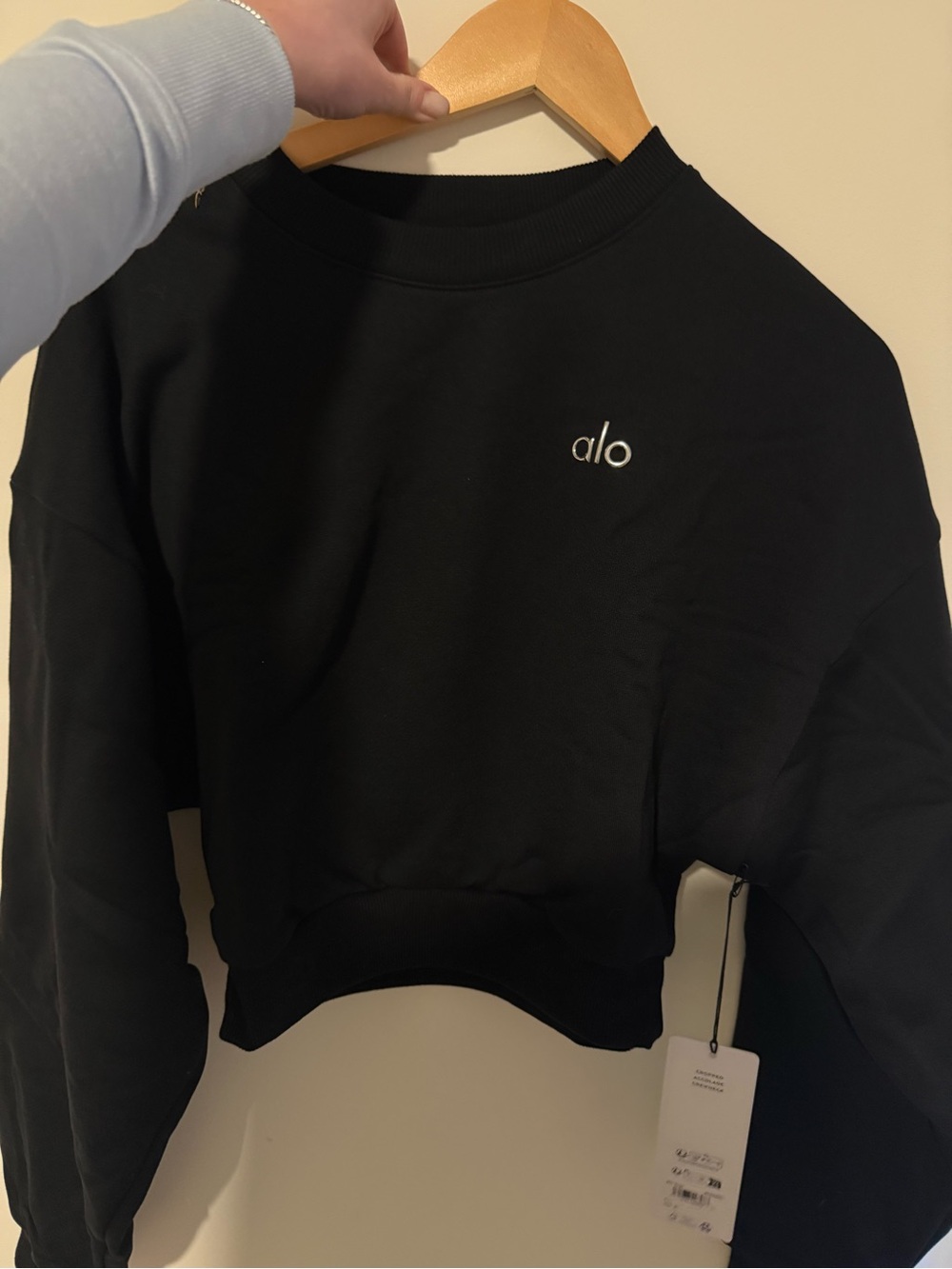 NWT Alo Black Cropped Accolade Crewneck